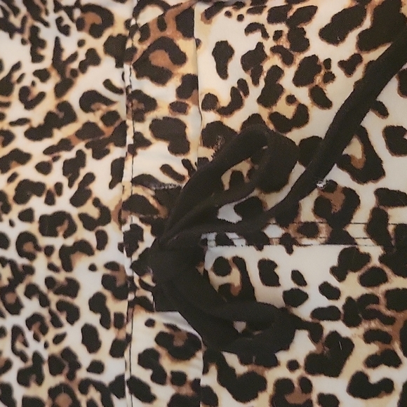 Ladies Leopard short jumper - Picture 2 of 2